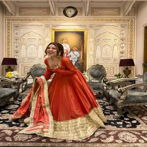 Vestido Anarkali de Seda Chinon VASTRA COTTAGE con Bordado Pesado y Lentejuelas, Forro de Algodón y Dupatta de Encaje con Conjunto de Parte Inferior - Product Image 4