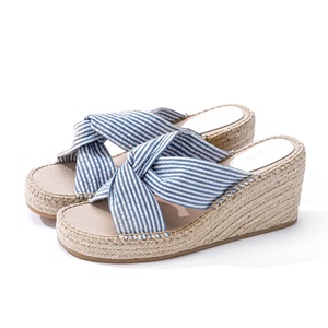 Espadrilles compensées à bretelles croisées pour femmes OEM ODM bleu et blanc EVA semelle tressée en jute chaussures à bout ouvert pour l'été fabriquées en BD - Product Image 2