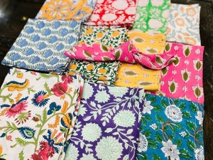 Ensemble de serviettes de table carrées imprimées vintage, faites à la main, en coton biologique 100%, de haute qualité, durables, pour la maison et les restaurants - Product Image 1