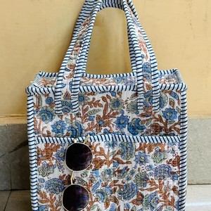 Bolso tote de tela acolchada de diseño con estampado floral, de algodón suave, gran capacidad, informal, para viaje, para mujer. - Product Image 4