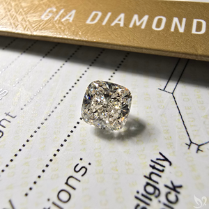 เพชรทรงคุชชั่นสีขาว น้ำหนัก 0.90 กะรัต ได้รับการรับรองจาก GIA คุณภาพการเจียระไนเยี่ยม ความสะอาดระดับ VS1 เพชรธรรมชาติแบบไม่ผ่านการปรับแต่ง (K SI1) - Product Image 4
