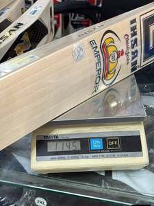 Bate de Críquet Ihsan Sports Serie Clásica Edición Emperador, Ligero, de Madera de Sauce Inglesa, para Mano Derecha/Izquierda, con Funda y Agarre Adicional - Product Image 3