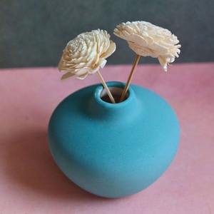 Urna de cerámica color verde azulado de lujo, florero redondo minimalista, florero pequeño decorativo para mesa, adorno decorativo para el hogar, soporte para flores secas - Product Image 1