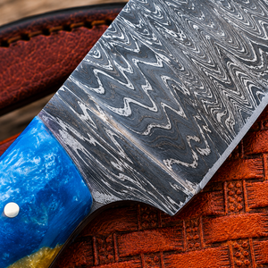 Couteau de chasse artisanal en acier Damas avec manche en résine bleue, lame fixe, fourreau en cuir - Product Image 4