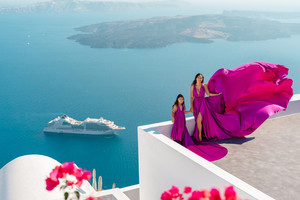 Nuevo y Elegante Conjunto de Vestidos Combinados en Magenta Vibrante para Mamá e Hija, Ideal para Sesiones de Fotos en Santorini, Vestido de Satén de Seda con Abertura Alta de Lujo - Product Image 4
