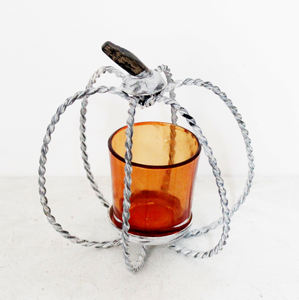 Porte-bougie en métal antique qui crée une ambiance intime, idéal pour améliorer le confort intérieur et la beauté extérieure. - Product Image 4