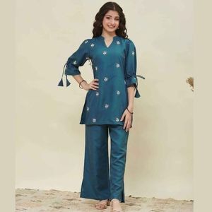 Ensemble coordonné élégant en coton mélangé de qualité supérieure, haut et bas en coton mélangé, entièrement cousu, pour le bureau ou les occasions décontractées, pour femmes. - Product Image 1