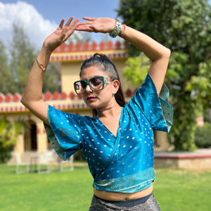 Top cruzado de satén azul estilo bohemio con mangas casuales, cuello en V, cintura elástica, ajuste holgado, ropa informal de verano para mujer - Product Image 4
