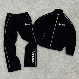 Ensemble de survêtement sportif en velours avec logo personnalisé, 100 % polyester de haute qualité, à rayures, coupe ample, zippé, brodé - Product Image 1