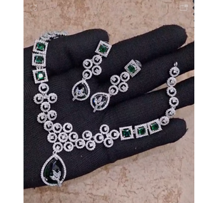 Ensemble collier et boucles d'oreilles élégants de qualité supérieure, plaqués argent, design classique, pour mariage, fête ou occasion spéciale. - Product Image 1