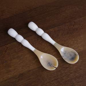 Juego de Utensilios para Ensalada Multifuncional Moderno y Ecológico 100% Resina, Apto para Lavavajillas, para Uso en Casa, Hotel, Bodas, Incluye Cuchara para Helado - Product Image 1