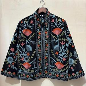 Chaqueta Suzani de terciopelo negro hecha a mano con bordado floral de jardín, cuello alto, abrigo de moda étnica para mujer - Product Image 1