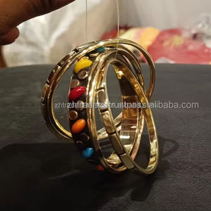 Accesorio de Moda Elegante Hecho a Mano para Fiestas y Uso Diario, Conjunto de Brazaletes Ajustables de Latón con Dijes Brillantes - Product Image 1