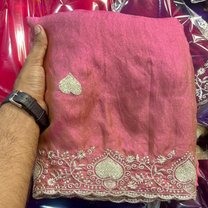 Sari en soie organza rose élégant avec bordure festonnée en zari argenté et broderie Butta en forme de cœur - Tenue indienne pour mariage et soirée - Product Image 1