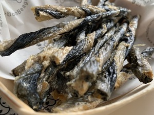 หนังปลาอบแห้งพรีเมียม ขายส่งจำนวนมาก ขนมสุนัข / หนังปลาบาซาและปลาแซลมอนอบแห้ง รูปทรงลูกเต๋ากรุบกรอบและเกลียว - Product Image 2