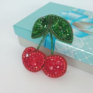 Broche Bordado Artesanal Único de MD HANDICRAFTS con Elegante Patrón Floral de Cuentas, Hecho a Mano para Bodas - Product Image 1