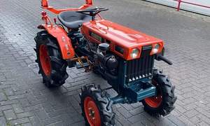 Tractor Compacto Kubota B7000 de Dos Ruedas Motrices para Uso Agrícola y de Jardinería - Product Image 4