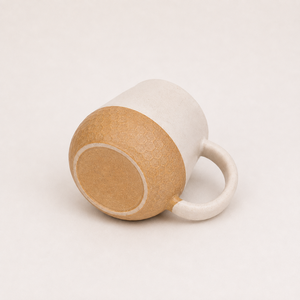 Mug en céramique artisanal moderne avec fond martelé et anse émaillée, compatible lave-vaisselle et micro-ondes, pour la maison, le café, ou comme cadeau - Product Image 3