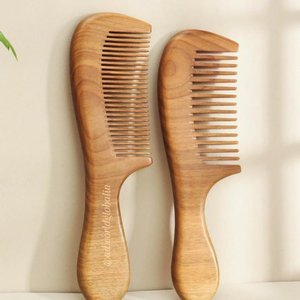 Peine de madera de sándalo tallado a mano, de dientes finos, artesanal, de la India, disponible aquí - Product Image 2