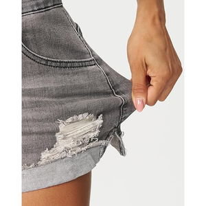 Shorts en jean gris taille haute déchirés et extensibles pour femme avec ourlet retroussé et poches - Product Image 2