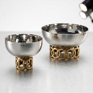 ชามทรงสูงตกแต่งสไตล์โมเดิร์น ผิวเงินขัดลายกระจก พร้อมฐานวงแหวนสีทองเชื่อมต่อกัน สำหรับตกแต่งบ้านและโรงแรม - Product Image 1