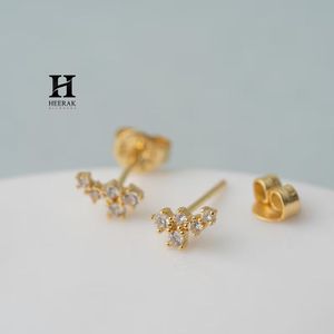 Boucles d'oreilles clous de luxe en grappe, clous d'oreilles minimalistes multi-pierres en diamant, bijoux délicats en or 14 carats pour femmes et tenues de mariée - Product Image 4
