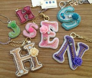 Porte-clés perlé coloré fait main, broderie florale, porte-clés perlé de qualité supérieure, porte-clés perlé brodé mignon - Product Image 1
