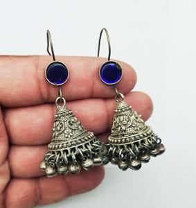 Exquisitos Aros Tribales Afganos con Incrustaciones Intrincadas de Lapislázuli Azul, Motivos Geométricos Estampados a Mano en Plata y Diseño en Cascada - Product Image 4