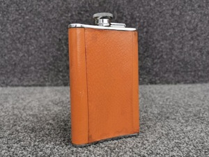 กระติกน้ำหนังหุ้มหนัง ดีไซน์ทันสมัย ทำจากโลหะ เหมาะสำหรับใส่เหล้าวิสกี้ ใช้ได้ทั้งกิจกรรมกลางแจ้ง และใช้เป็นภาชนะบรรจุน้ำฉุกเฉินในปริมาณน้อย - Product Image 3