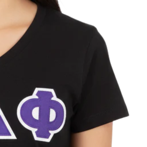 Camiseta Negra con Cuello en V KDP con Letras Griegas Moradas, Camiseta Casual de Manga Corta para Mujer, Color Negro y Morado - Product Image 2
