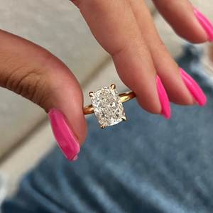 Bague de fiançailles en or jaune 14 carats avec diamant coussin allongé de 4 carats, certifié IGI - Product Image 3