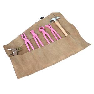 Kit d'outils de fermeur en mallette en cuir à roulettes avec outil de dépose de sabots, pince à crins, extracteur de clous, marteau de fermeur et brosse métallique argentée - Product Image 1