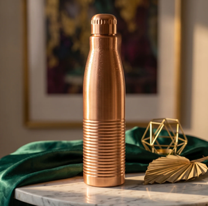 Botella de Agua Náutica Antigua de Cobre Puro Pulido de 1 Litro, Ecológica, Hecha a Mano, Lujosa y Elegante, con Beneficios Ayurvédicos y de Yoga - Product Image 1