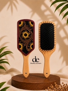 Nuevo Cepillo para el Cabello de Cuero Hecho a Mano con Diseño Minimalista Moderno de Girasol, Forma Rectangular, Uso Diario, Estilo Rajasthan - Product Image 1
