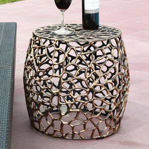 Hermosa mesa auxiliar de metal que realza las esquinas con un toque sofisticado y una construcción duradera - Product Image 6