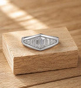 Anillo de Compromiso y Matrimonio de Oro Sólido de 10K, 14K, 18K con Certificación IGI, Color DEF, Claridad VS VVS, Corte Baguette, Anillo con Diamante Cultivado en Laboratorio - Product Image 2