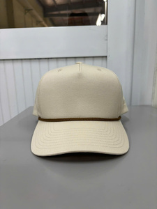 Gorra de Béisbol Estructurada de 5 Paneles para Adultos con Visera Precurvada y Logotipo Ajustable, con Cuerda, Fabricada en Vietnam, Deportiva y Moderna - Product Image 1