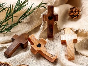 Cruz de madera hecha a mano por los mejores artesanos, de alta calidad, grabada con la palabra 'Mamá' y un corazón, decoración religiosa, artesanía independiente, regalo. - Product Image 6