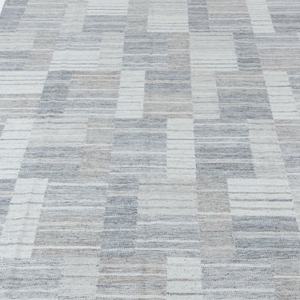 Tapis artisanal en laine écologique à poils ras avec motif abstrait gris ivoire, tissage plat pour la décoration du salon - Product Image 3