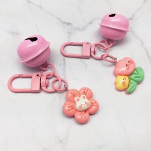 Adorable porte-clés en forme de lapin rose pastel avec fleur, en plastique, tendance mode mignonne pour les filles et les femmes - Product Image 5