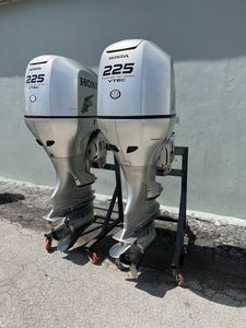 Offre Exceptionnelle Prête à l'Expédition - Moteur Hors-Bord 225 CV 4 Temps 30 Pouces (2018) avec 330/335 Heures de Utilisation et Kit de Fixation - Vente Flash - Product Image 2