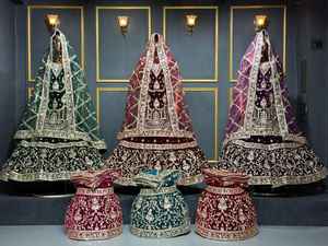 Bestseller farshi lehenga choli, confectionné avec des broderies complètes et un grand style traditionnel. - Product Image 2