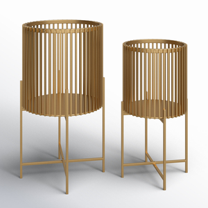 Ensemble de 2 jardinières en métal doré avec supports hauts, pots à fleurs modernes à lattes verticales pour plantes d'intérieur, salon de luxe, bureau - Product Image 1