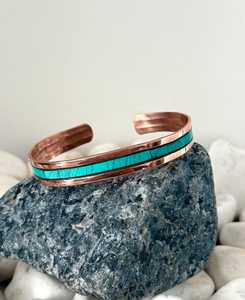 Brazalete de cobre puro con turquesa, malaquita, coral y lapislázuli - Hecho a mano en India por N.S Overseas - Product Image 3