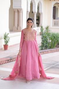 Ensemble de robe Anarkali élégante en or brodé de Zari et de paillettes avec dupatta |   Vêtements de mariage et de fête pour femmes - Product Image 4