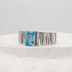 Anillo de Moissanita Azul Intenso con Corte Esmeralda y Diseño Zig Zag para Mujer, Plata 925 Original, Regalo de Aniversario para Amigas - Product Image 3