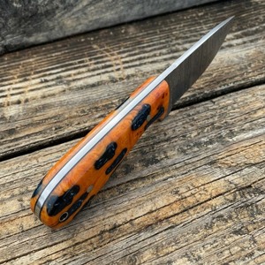 มีดล่าสัตว์เหล็กดามัสกัสทำมือ ด้ามเรซิ่นสีส้มและไม้ ใบมีดแบบ Fixed Blade สำหรับแล่เนื้อ พร้อมปลอกหนังลายดอกไม้ - Product Image 5