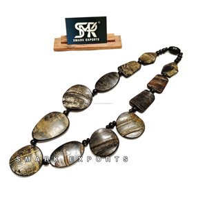 Collier élégant en corne de buffle naturelle, perles polies faites à la main, pendentif cœur, style amour, collier ras du cou tendance - Product Image 1