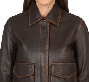 Chaqueta Bomber de Cuero y Mezclilla Marrón Desgastada con Cuello Vuelto, Bolsillos con Solapa y Puños Acanalados, Estilo Urbano, Cortavientos, Venta al por Mayor OEM - Product Image 4