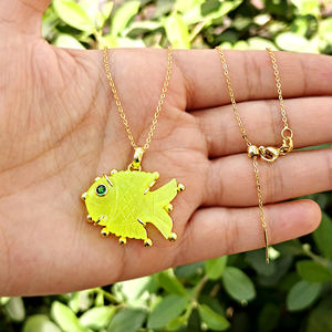 Nouvel arrivage : Collier pendentif poisson en jade préhnite sculpté à la main, avec œil en émeraude CZ, plaqué or 18 carats, serti de perles, bijoux côtiers - Product Image 4